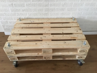 Schönes Basismodell Palettenholz-Industrietisch auf 4 Rollen mit Bremse